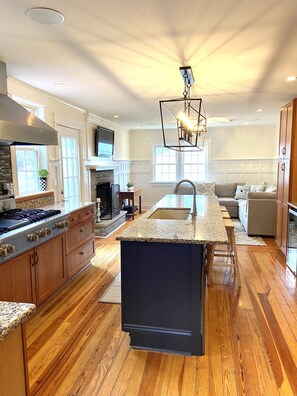 Fridge, microwave, oven, stovetop - Charming 3 Bdrm Home-Less than 1 mile from Village of Skaneateles-with Parking (Skaneateles)