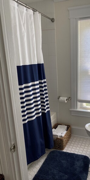 Combined shower/bathtub, hair dryer, towels, soap - Charming 3 Bdrm Home-Less than 1 mile from Village of Skaneateles-with Parking (Skaneateles)