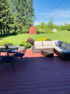 Outdoor dining - Charming 3 Bdrm Home-Less than 1 mile from Village of Skaneateles-with Parking (Skaneateles)