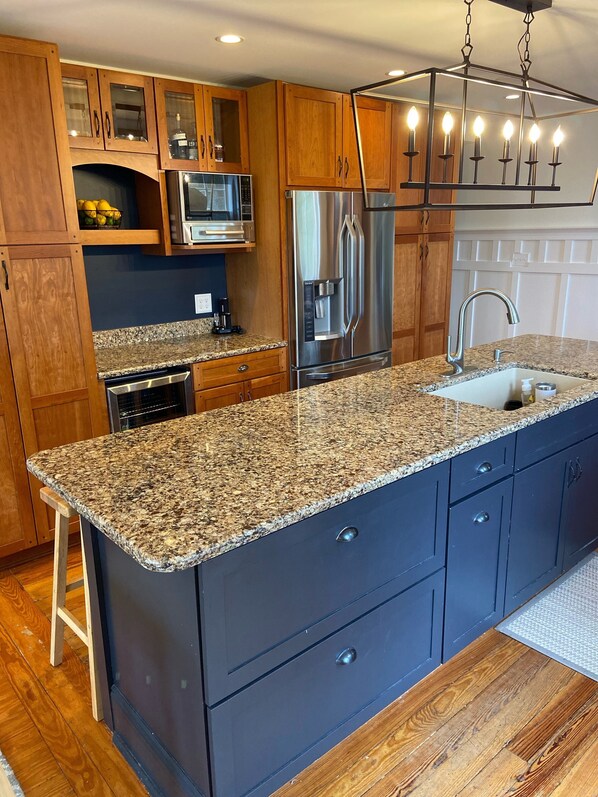 Fridge, microwave, oven, stovetop - Charming 3 Bdrm Home-Less than 1 mile from Village of Skaneateles-with Parking (Skaneateles)