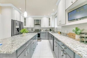 Fridge, microwave, oven, stovetop - Luxe Puget Sound Private Getaway in Burien! (Burien)