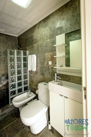 Badewanne, Haartrockner, Handtücher