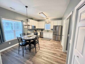 Fridge, microwave, oven, stovetop - Beautiful, Spacious, Hidden Gem In Heart of ILM (Wilmington)