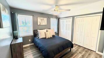 3 habitaciones, tabla de planchar con plancha, wifi y ropa de cama