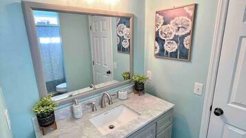 Bathtub, free toiletries, hair dryer, towels