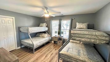 3 bedrooms, iron/ironing board, WiFi, bed sheets
