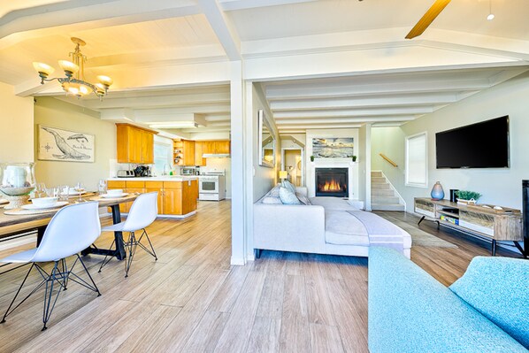 Smart TV, fireplace - Spectacular 5 Bedroom Balboa Beach House (Newport Beach)