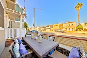 Outdoor dining - Spectacular 5 Bedroom Balboa Beach House (Newport Beach)