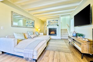 Smart TV, fireplace - Spectacular 5 Bedroom Balboa Beach House (Newport Beach)