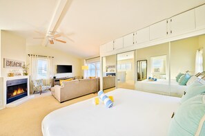 5 bedrooms, iron/ironing board, travel crib, free WiFi - Spectacular 5 Bedroom Balboa Beach House (Newport Beach)