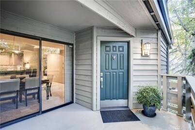 Prime 2BR Condo in Downtown Bellevue