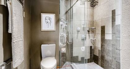 Prime 2BR Condo in Downtown Bellevue