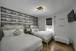 3 chambres, fer et planche à repasser, lit de bébé portatif