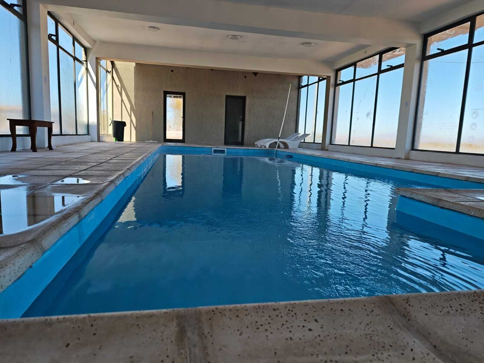 Piscina coperta, piscina all&#x27;aperto, lettini