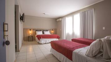 Habitación cuádruple básica | Wifi gratis y ropa de cama