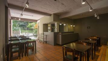 Habitación triple básica | Área de sala de estar | Televisión