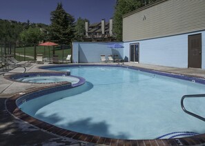 Alberca al aire libre y alberca climatizada