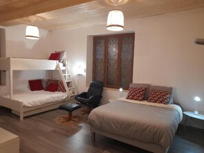 Blackout drapes, iron/ironing board - A KWABA AD (Brens)