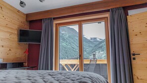 3 bedrooms, travel crib, WiFi, bed sheets