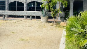 Un edificio con un gran letrero que dice "Rosario" y un techo de paja.