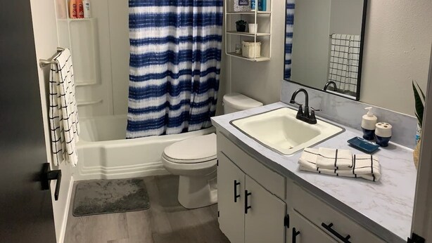 Une salle de bain avec une baignoire, des toilettes et un lavabo.