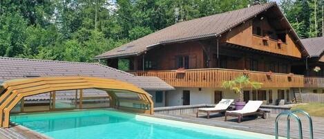 Una piscina al aire libre, una piscina climatizada