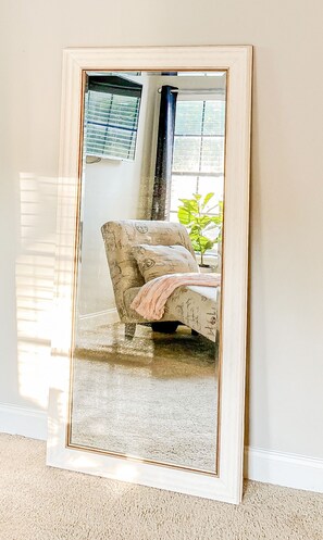 TV connectée, cheminée, livres