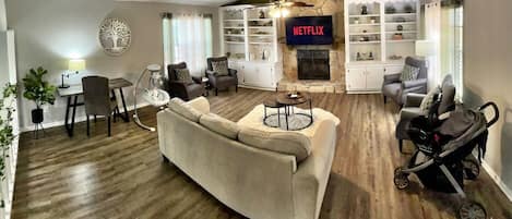 Smart TV, chimenea y libros