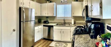 Een koelkast, een microgolfoven, een oven, een kookplaat