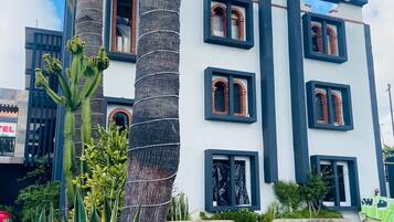 Vista frontal de la propiedad