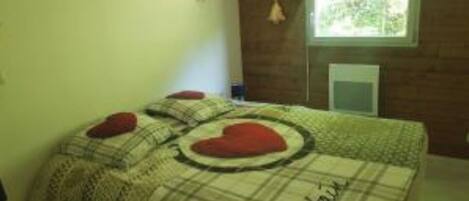 2 bedrooms, travel cot, free WiFi, bed sheets