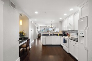 Fridge, microwave, oven, stovetop - Waterfront, Harbourside, Water Park, Beach, #3318 (Indian Rocks Beach)