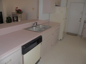 Refrigerador, microondas, horno y lavavajillas 