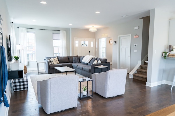 Smart-tv, een kantoor, een computerscherm en een printer