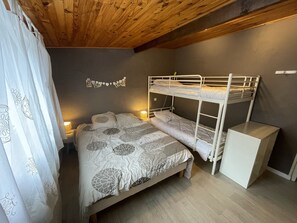 1 chambre, fer et planche à repasser, lit parapluie, Wi-Fi gratuit