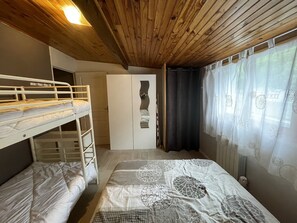 1 غرفة نوم ومكواة/لوح كي وسرير سفر وواي فاي مجانًا