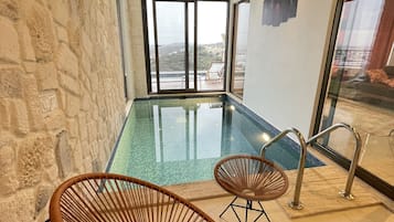 Indendørs pool, sæsonbestemt udendørs pool