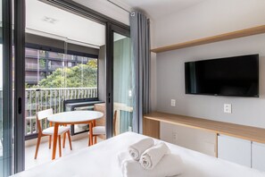 Estúdio urbano, vista para a cidade | Roupas de cama premium, cortinas blackout, quartos à prova de som