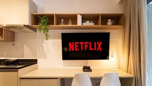 Una cocina moderna con un televisor de pantalla plana mostrando 