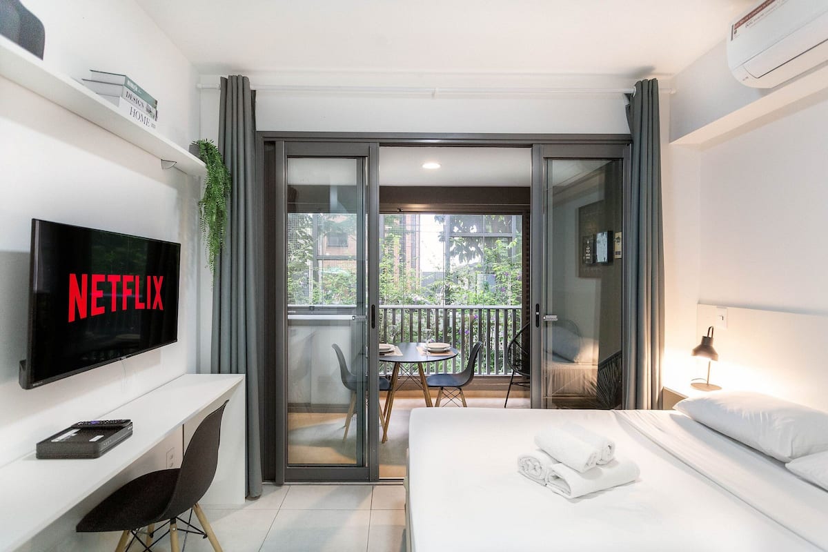 Estudio básico, no fumadores | Ropa de cama de alta calidad, cortinas opacas, sistema de insonorización