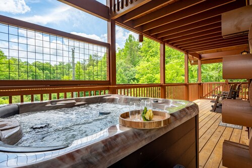 Beautiful Cabin with Hot Tub, Arcade, Pool Table & Game Room Spring Break! 