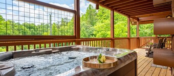 Beautiful Cabin with Hot Tub, Arcade, Pool Table & Game Room Spring Break! 