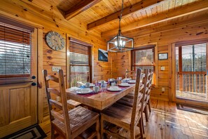 Dining - July 4th Available! Beautiful Cabin with Hot Tub, Arcade, Pool Table & Game Room (Sevierville)