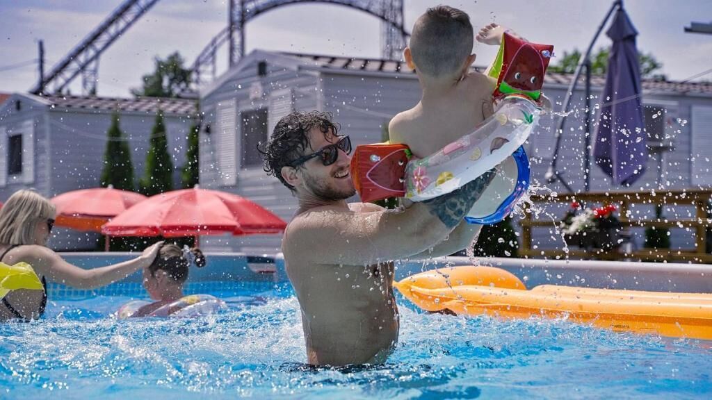 室外游泳池，08:00 至 22:00 开放，池畔遮阳伞，日光浴躺椅