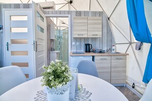 A compact kitchen with a sink, a kettle, and a coffee maker. - Holiday Park Zator (gmina Przeciszów)