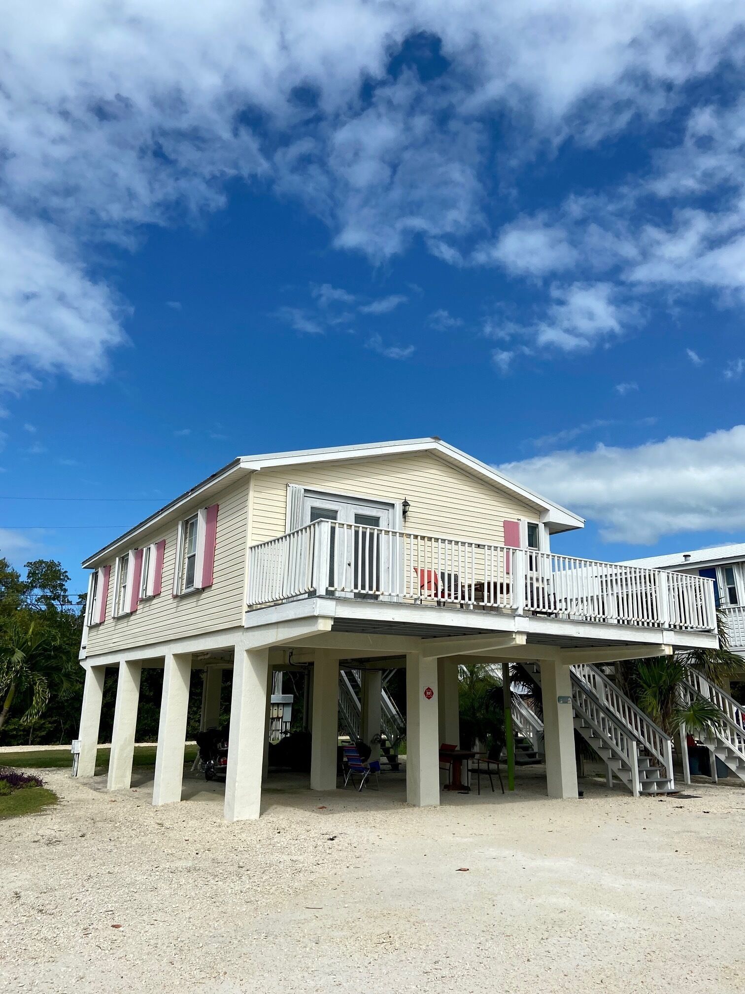 Quaint Cottage Life on a Private Island and Sandy Beach! Kayaks, pool, sunshine!