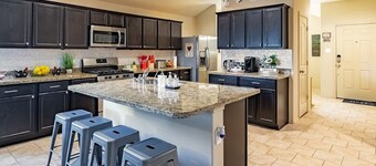 Amazing & Modern 3BR, 2BA Home near IAH, DT