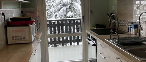 Refrigerador, microondas, horno y parrilla de estufa 