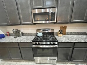 Fridge, microwave, oven, stovetop - Enjoy a rustic, romantic and relaxing stay at "Woody Mountain Lodge/Spa” (Flagstaff)