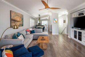 Een smart-tv, een open haard, videogames en boeken